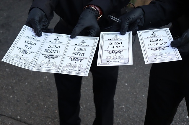 会場前で役職のカードを選びます