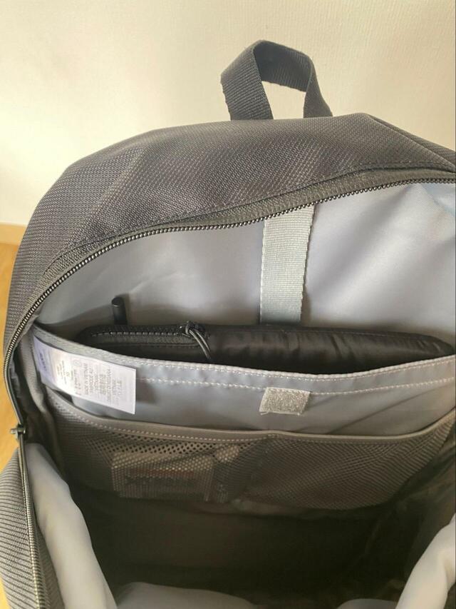 【adidas チーム バックパック 35 L】内側背面には独立したPCスリーブがあり、ノートPCを安全に収納可能。15インチくらいまでは問題なさそう!