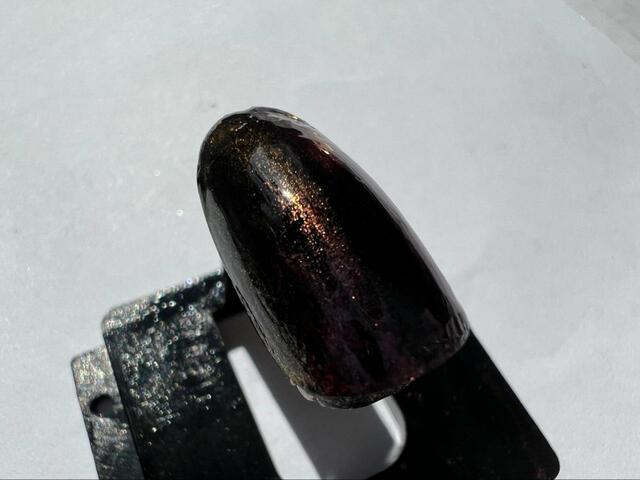 【セリア ミラーパウダー2P(YE10381) AC ネイル フィックス グロッシートップコートM】黒に重ねると写真では分からないがピンクとブルー系に反射するように