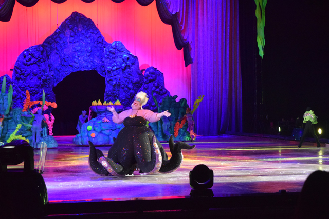 アースラが登場