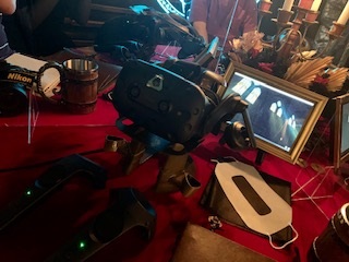 中央のテーブルには各自の席が用意され、VRゴーグルや紙エプロンが置かれています