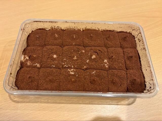 【ロピア 天使のふんわりティラミス】 上から見ると18個にカットされており、取り分けやすい形状になっています！♪◎