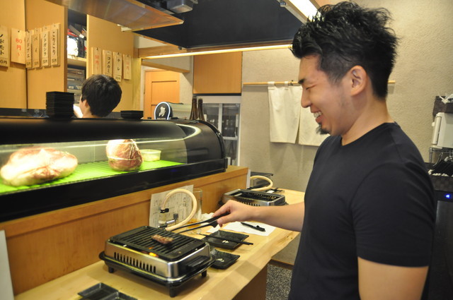 立ち食い焼肉を体験!／治郎丸　笑いが止まらない…！