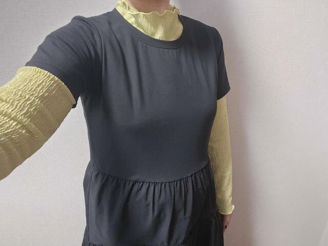 【coca　シルキータッチドッキングギャザーワンピース】タートルネックと合わせてレイヤードコーデもできます♪