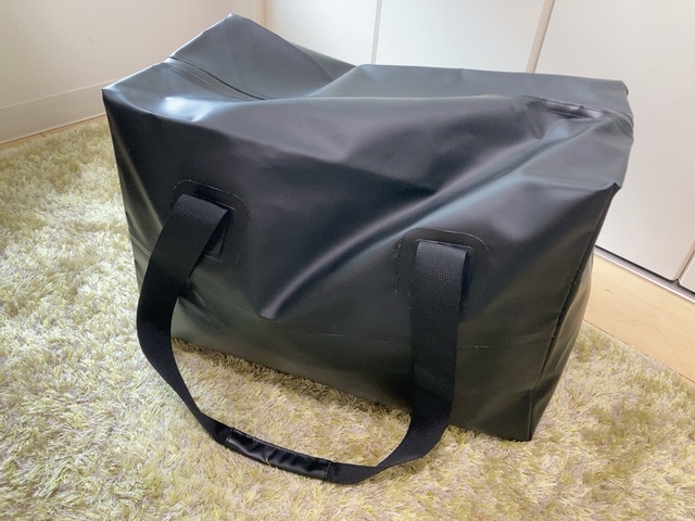 【ワークマン 防水ボストンバッグ】容量は約37L。真四角の形状なのでデッドスペースもなく、とても収納しやすいです