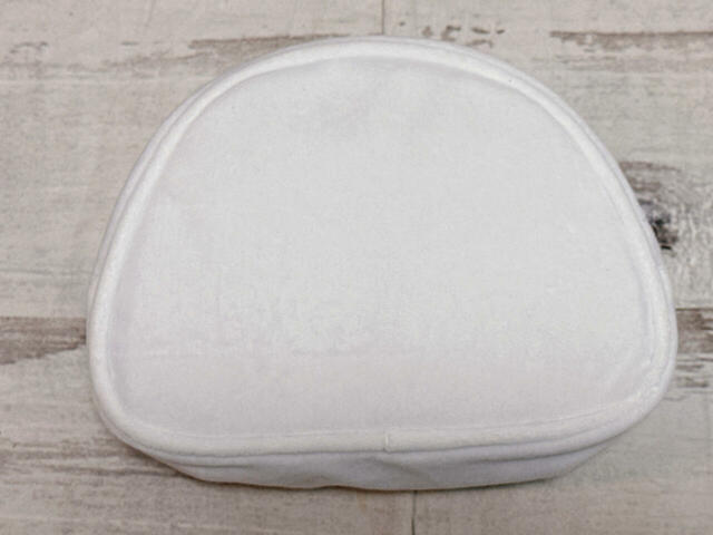 背面は装飾がないシンプルな無地