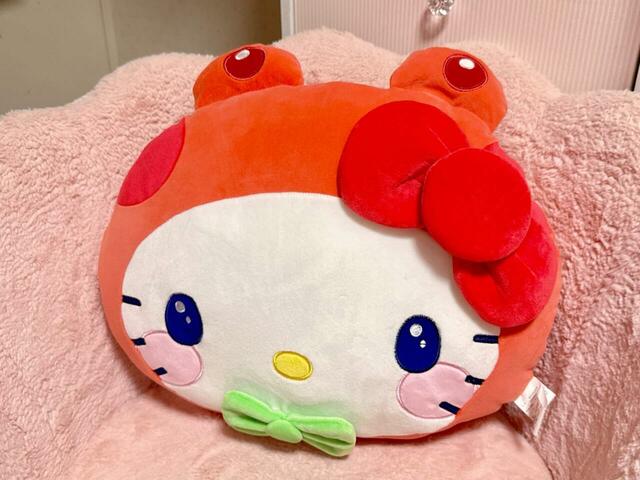 椅子の背もたれに置いて使えば、腰や背中への負担をやわらげてくれます。実際に使ってみたところ、もっちりした感触でしっかり支えてくれて快適でした♪【しまむら ダイカットクッション(ハローキティ)】