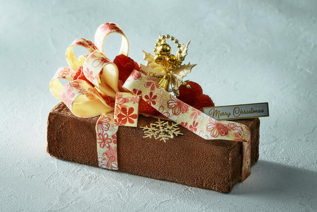 「Cadeau de Rêve（カドー・ドゥ・レーヴ）」＜価格：5,800円（税込）＞【【ヒルトン東京お台場】2025年クリスマスケーキ予約受付中！今年は厳選素材を使った“5万円の至高のケーキ”や“王道ショートケーキ”など、全4種が登場！】