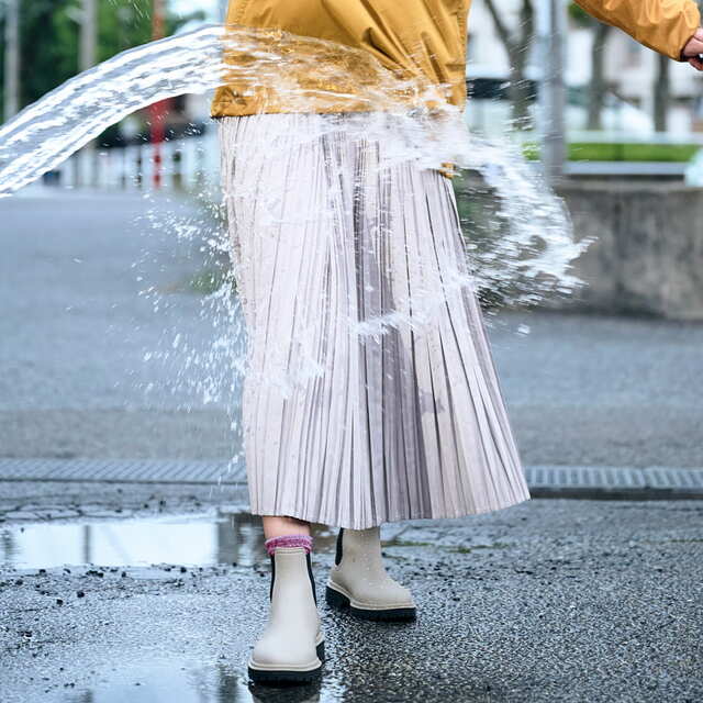 レディース撥水ランダムプリーツスカート(税込1,900円)　こんなに水がかかってもへっちゃら!?