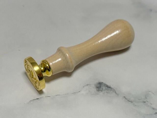 シーリングスタンプ。こちらもゴールド×木製で豪華な作り！