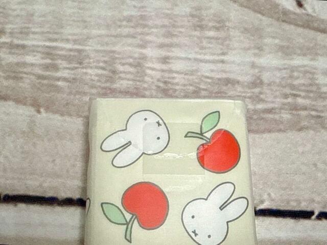 テープで留まったフラップを開けると中身が取り出せます。ティッシュは8枚入り