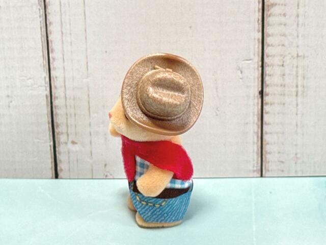 ブルーのギンガムチェックシャツにデニムパンツ、さらにレッドのスカーフまで決まっていて、コーディネートの完成度も高め