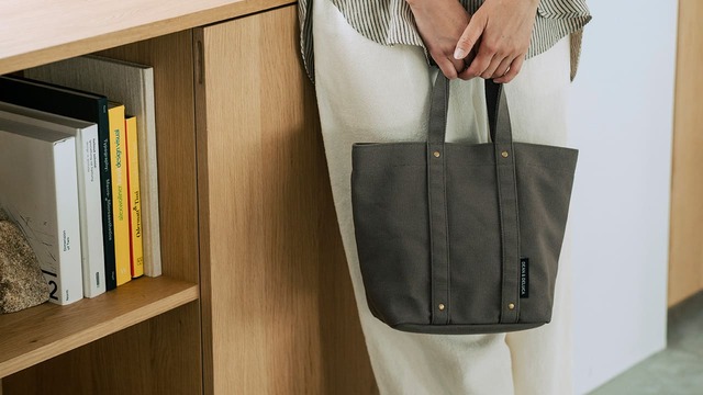 【DEAN & DELUCA コットントートバッグ カーキ Sサイズ】Sサイズは(約)幅35×高さ26×マチ14cm。ランチバッグにもちょうどいいサイズ感です♪