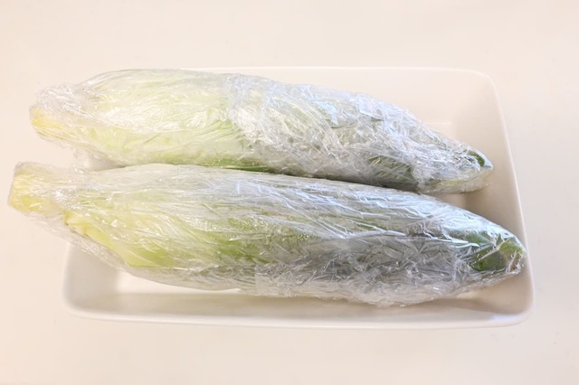 【とうもろこしの冷凍保存方法】解凍するときは、ラップのまま耐熱皿にのせ、電子レンジで加熱する。生のまま冷凍した場合は、電子レンジ（600W）で、1本（300g）あたり6〜8分加熱。加熱してから冷凍した場合は、電子レンジ（600W）で、1本（300g）あたり3～4分加熱。