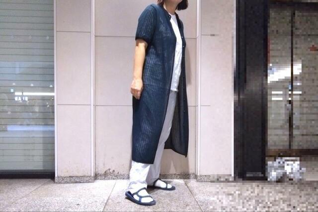 【ユニクロ レースニットワンピース】ボタンを全部開けてIラインを強調すると、スタイルアップできそう♪