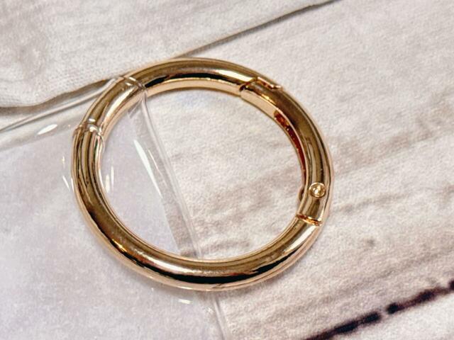 サークルカラビナ付きでバッグなどにつけられる仕様