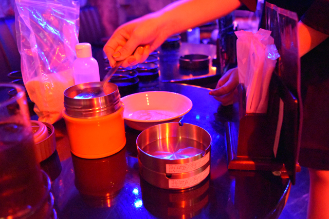 超絶叫! 六本木『怪談BARスリラーナイト』傷メイクの作り方（その1）～粉を水と混ぜ合わせる～