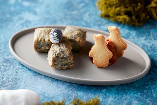 「ペンギン岩場スコーン」＜期間：2025年7月1日～8月31日＞【ペンギンもチンアナゴも♪すみだ水族館の人気者たちがスイーツになった“コラボアフタヌーンティー”開催】