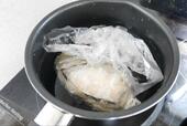 【セリア パカッと!調理用袋】調理袋に鶏肉を入れて湯煎するだけ