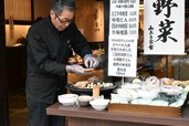 店主が試食を作っている近江つけもの「山上」さん