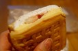 もっちりしたワッフルサンド（苺）　248円　　もっちりふわふわの中に苺がしっかりはいっています。 