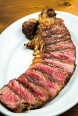 「熟成肉」の名店／LB6 エルビーシックス（六本木）　自社熟成 ドライエージングビーフステーキ 1900円～（100gあたり／税別）※200gからの注文