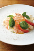 ビストロ周（人形町）　完熟トマトと白桃のカプレーゼ ジュレスタイル820円（税別）