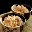 出汁の旨みが染みた「かしわ飯」も。【「武蔵野うどん小麦晴れ 」新店舗オープン】