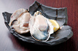 鉄板居酒屋 牡蠣 やまと（大阪・天王寺） 『生ガキ』（650円/2個）レモン、ポン酢、ニンニク醤油、サルサソース、わさび醤油で味わえる。