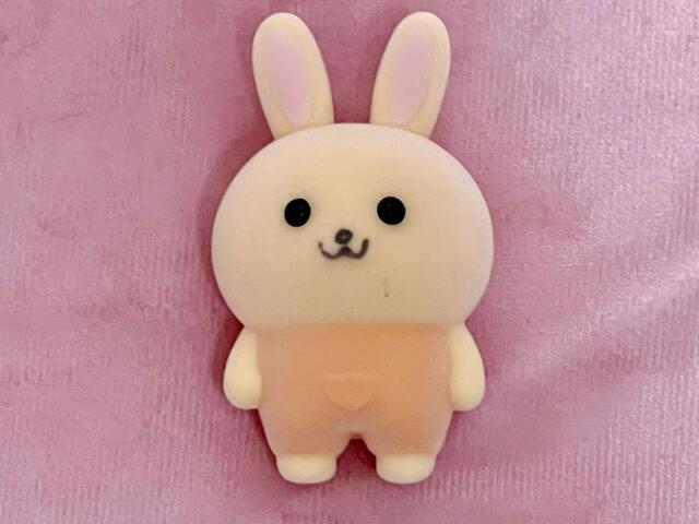 【ちいかわ 豪華版1 フロッキーフィギュア6体セット付き】アニメのワンシーンのように、大きなうさぎを並べてみたくなりますね！