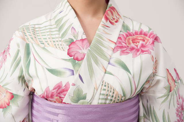 【NGパターン】襟元が開きすぎていてだらしなく見える