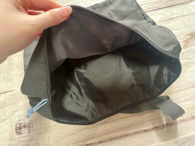 内側はポケットなどがないシンプルな作り