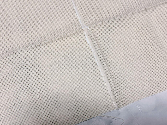 刺す前の準備。カットしたい箇所に、ほつれ止めのため接着剤を塗ります