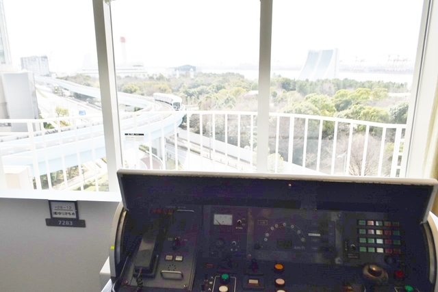 座ると外のレールとつながっているみたい