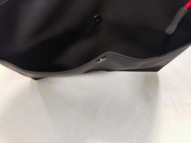 ハンカチが入るくらいの大きさ