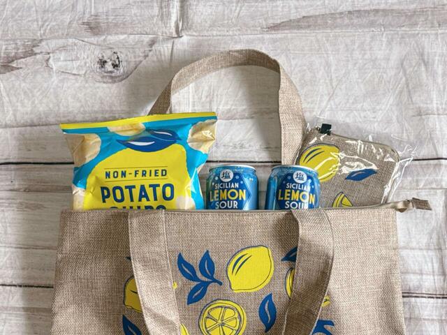 【カルディ　レモンバッグ】バッグの中に、マイクロファイバーケース、レモンサワー2本、スナック菓子1袋が入った豪華なセット！