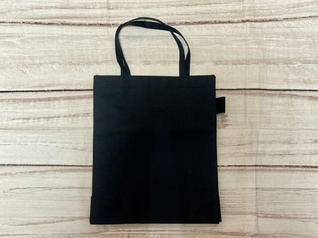 背面もシンプルな無地デザイン