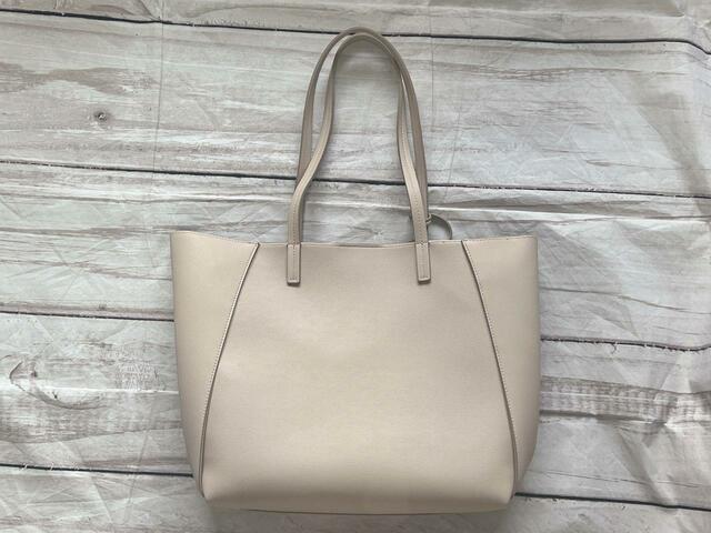 バックもフロントと同様、装飾がないシンプルなデザイン