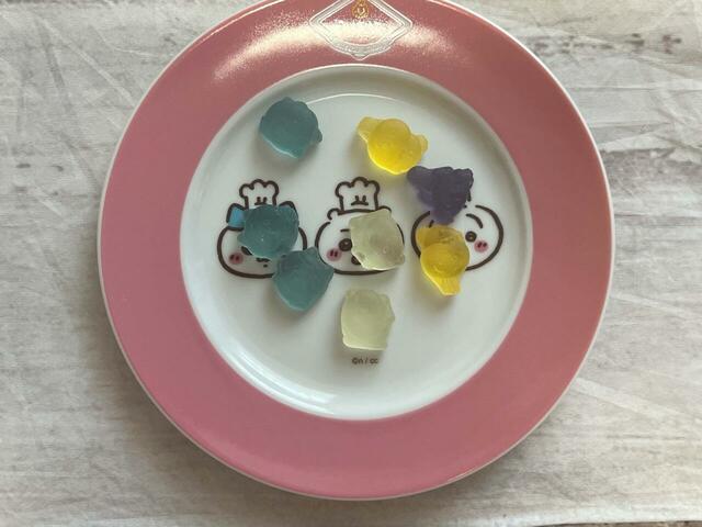 カラフルなグミはヨーグルト味&マスカット味!