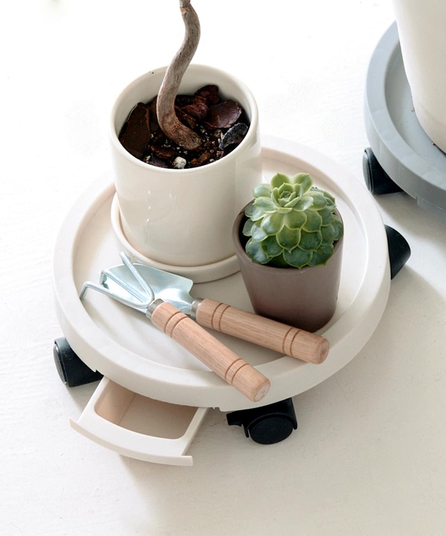 【3COINSのインテリアグッズ売れ筋ランキング 8位】「キャスター付きトレー」550円（税込）