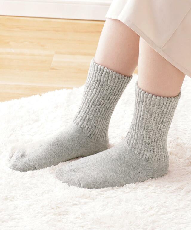 【3COINSの防寒小物グッズ売上ランキング 9位】「cozy cloudクルーソックス」550円（税込）