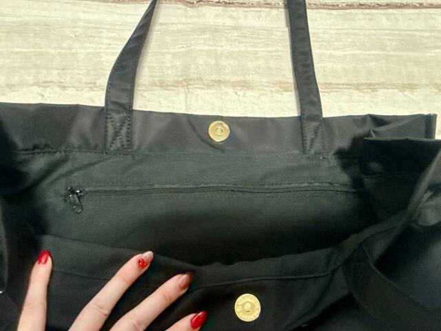 内側のボディ側にはファスナー付きポケットが1つ