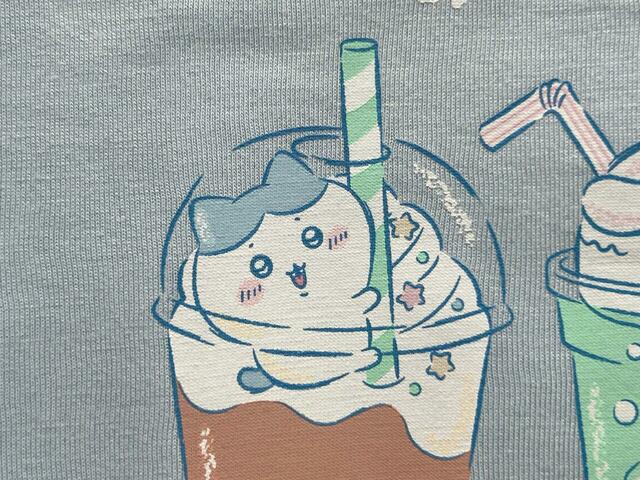 ハチワレはフラペチーノに入っています。小さなおててでストローにつかまっている姿がかわいい…！
