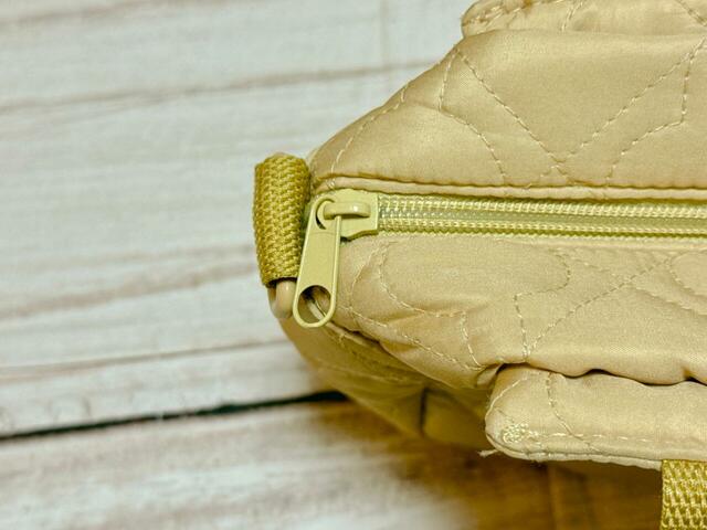 メイン収納はファスナーで開閉する仕様