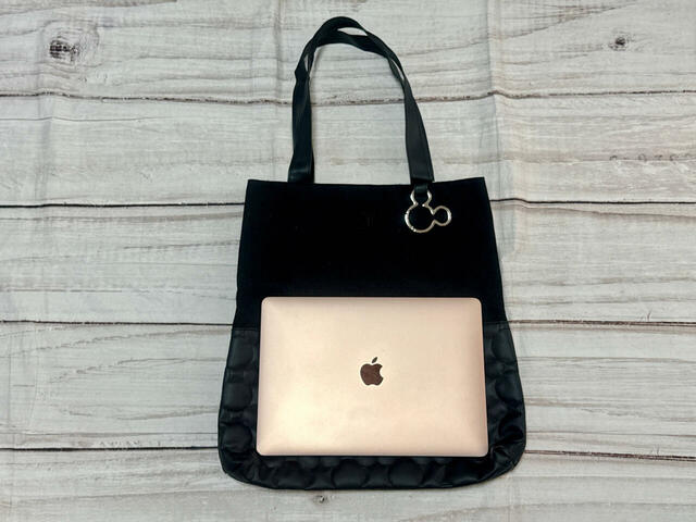 13インチのMacBook Airもラクラク収納可能