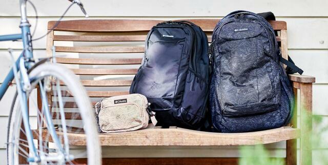 【Columbia】ショルダーバッグ 4,400円、バックパック 33L 14,800円/ 【Columbia】バックパック 25L 12,800円【DISNEY OUTDOOR】