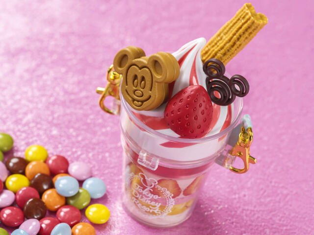 カラフルチョコレート、ミニスナックケース付き 1,300円｜販売店舗：東京ディズニーランド「プラズマ・レイズ・ダイナー」東京ディズニーシー「ザンビーニ・ブラザーズ・リストランテ」｜ディズニー・パルパルーザ「ヴァネロペのスウィーツ・ポップ・ワールド」スペシャルメニュー