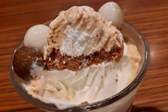 フォークで食べていることがひと目で分かる断面。/びっくりドンキー「ジョッキパフェ」