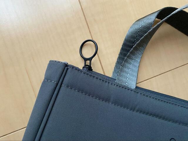 【ROOTOTE サンリオキャラクターズ ランチバッグ】引き手がリングタイプでサッとつかみやすいところも嬉しいポイント◎