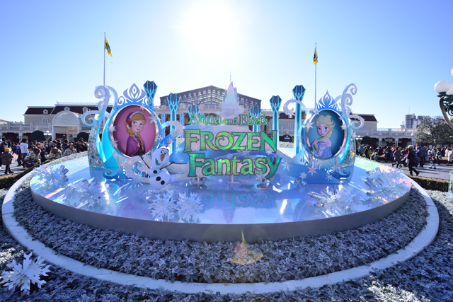 雪と氷の結晶をモチーフにしたエントランスのデコレーション ©Disney